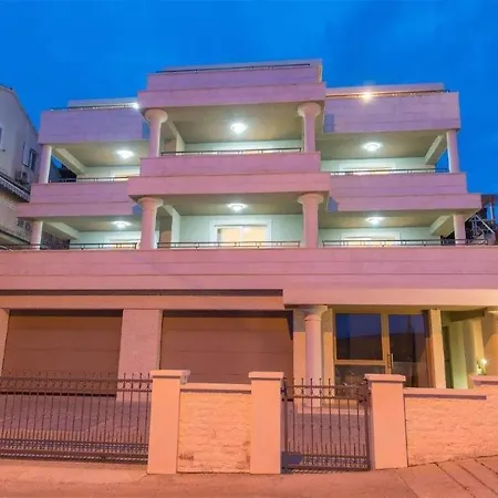 Lovely Apartment In Molunat Appartamento
