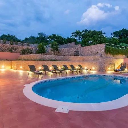 Nice Apartment In Molunat With Swimming Pool شقة *