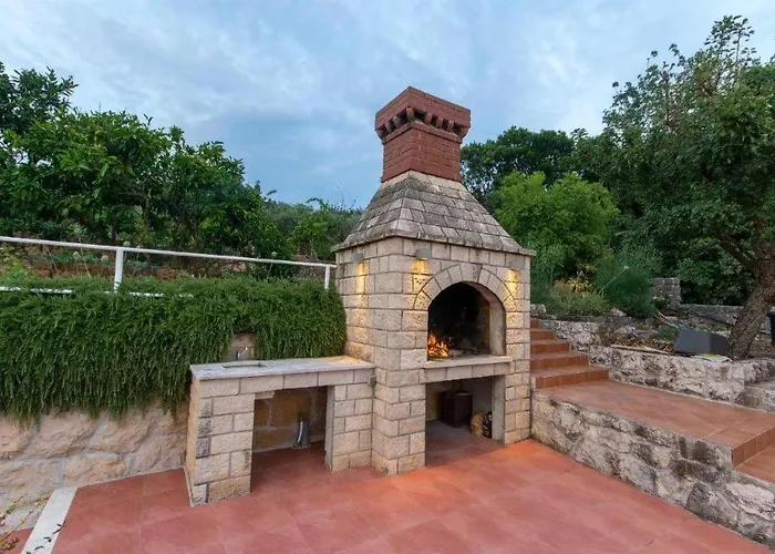 Lovely Apartment In Molunat