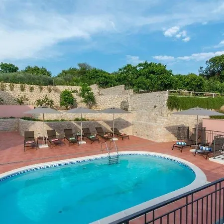 Appartamento Lovely Apartment In Molunat