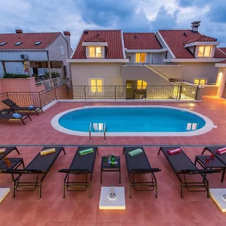 Lovely Apartment In Molunat With Wifi 몰루나트